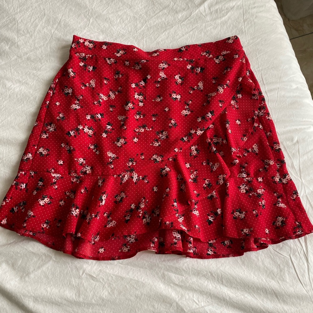 Short red flowy skirt - Picture 3 of 7